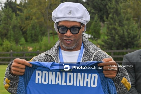 Ronaldinho met with young football players in Baku - PHOTO - VIDEO