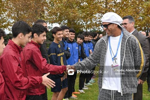 Ronaldinho met with young football players in Baku - PHOTO - VIDEO