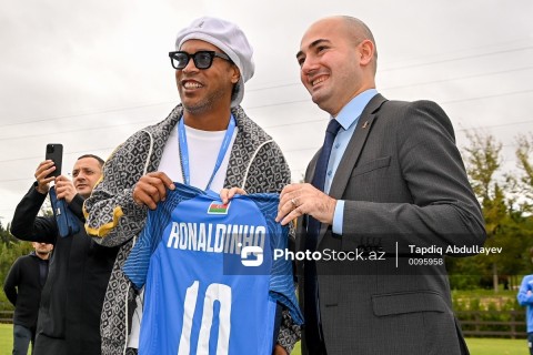 Ronaldinho met with young football players in Baku - PHOTO - VIDEO