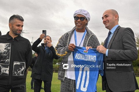 Ronaldinho met with young football players in Baku - PHOTO - VIDEO