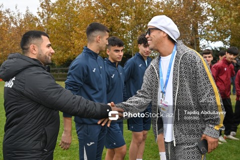 Ronaldinho met with young football players in Baku - PHOTO - VIDEO