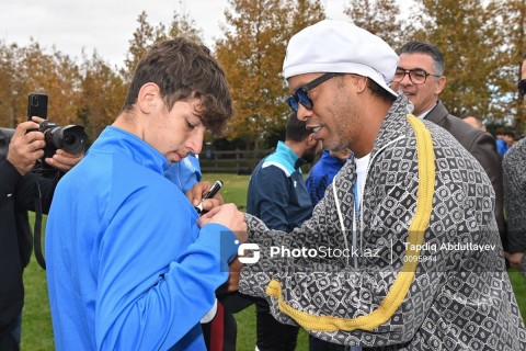 Ronaldinho met with young football players in Baku - PHOTO - VIDEO