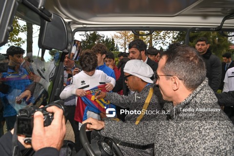 Ronaldinho met with young football players in Baku - PHOTO - VIDEO