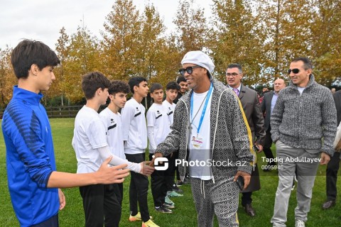 Ronaldinho met with young football players in Baku - PHOTO - VIDEO