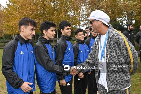 Ronaldinho met with young football players in Baku - PHOTO - VIDEO