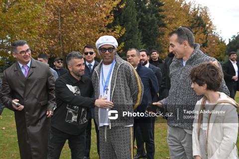 Ronaldinho met with young football players in Baku - PHOTO - VIDEO