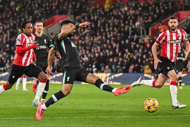 Salah double leads Liverpool to victory, Amorim's first setback - VIDEO