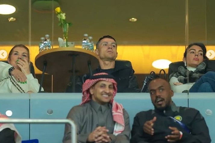 Ronaldo komandasının oyununu sevgilisi ilə tribunadan izləyib