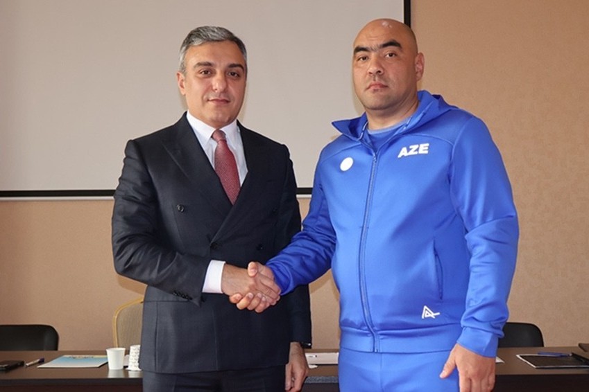 Millinin yeni baş məşqçisi Ravşan Xocayev komandaya təqdim olunub - FOTO