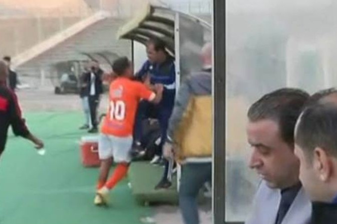 Üç dəqiqədən sonra əvəzlənib, baş məşqçiyə hücum çəkib - VİDEO