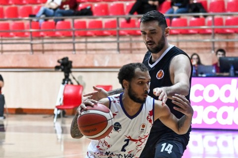 “Neftçi” yenə uduzub, çempion 19 xal fərqi "əridib" - FOTO
