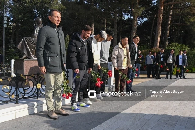 Lionel Messi və dostları Bakıda Heydər Əliyevin xatirəsini anıblar - FOTO
