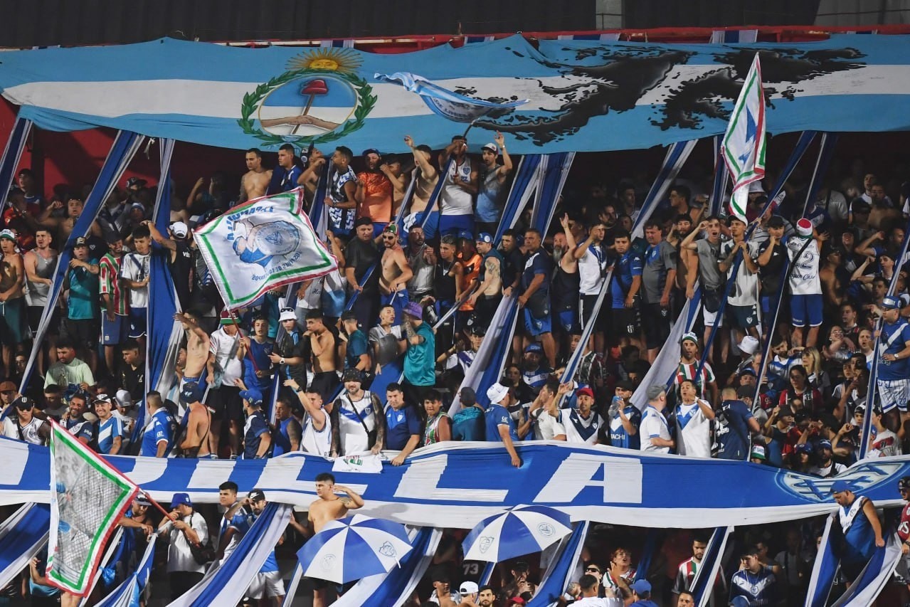 Final matçında futbolçularla azarkeşlər arasında dava düşüb