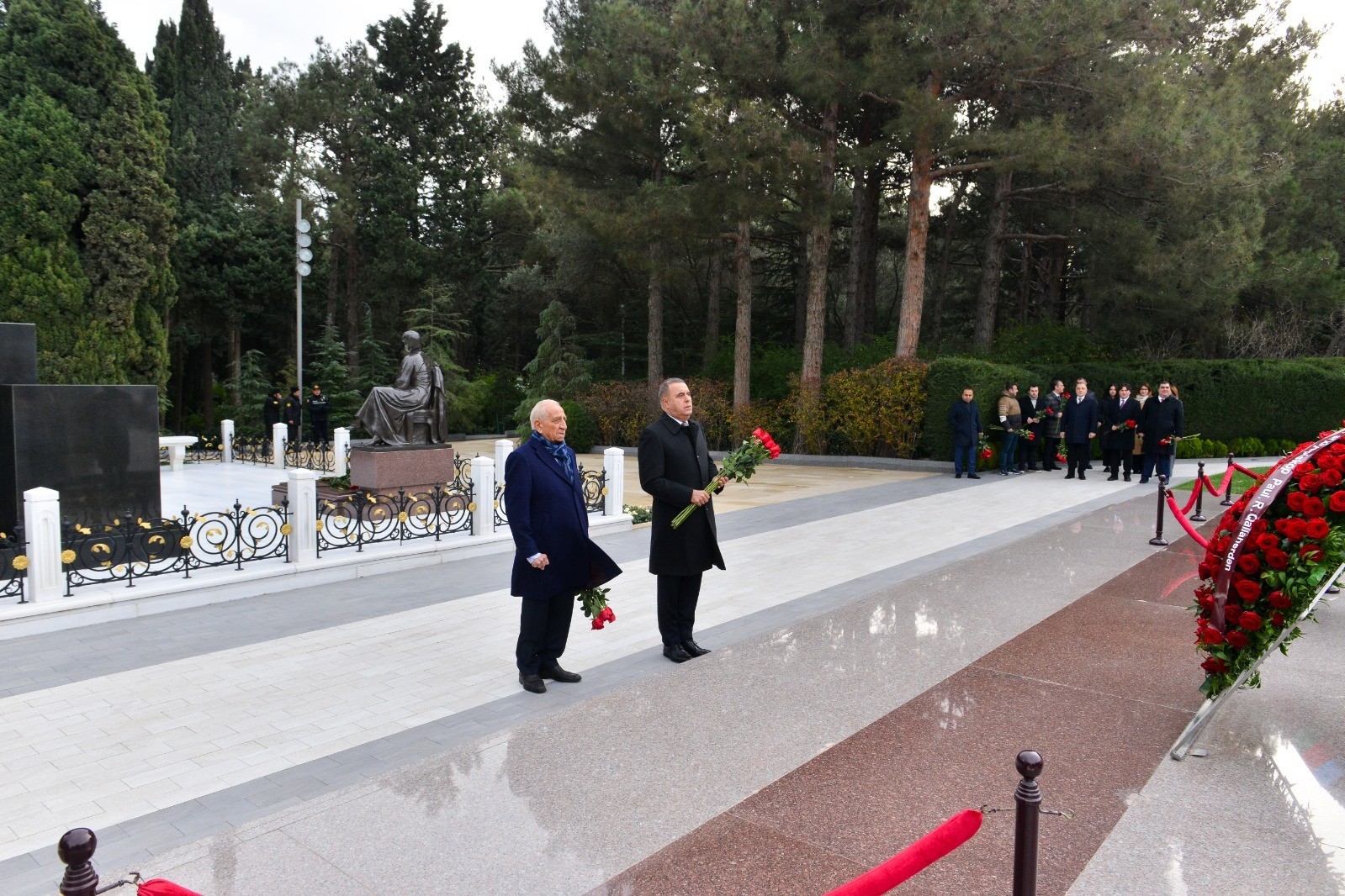 Chess Federation officials visit Heydar Aliyev's grave - PHOTO