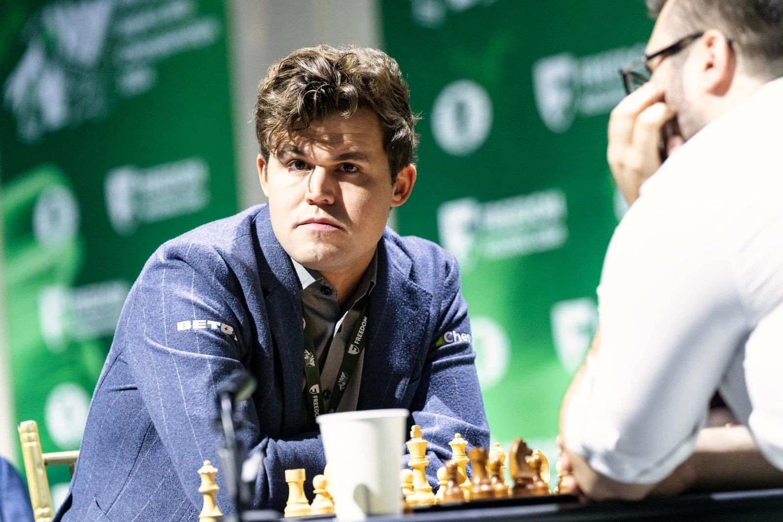 FIDE geyim qadağaları ilə bağlı dəyişiklik edir