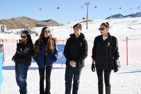 President Ilham Aliyev reviews works at “Lakeside” Hotel and Ski Club construction within Shahdag Tourism Complex - PHOTO
