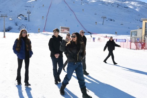 President Ilham Aliyev reviews works at “Lakeside” Hotel and Ski Club construction within Shahdag Tourism Complex - PHOTO