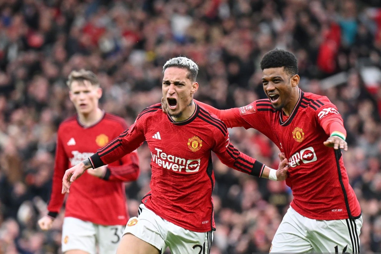 Qarabag's Europa League rival Olympiacos in talks to loan Man Utd’s Antony