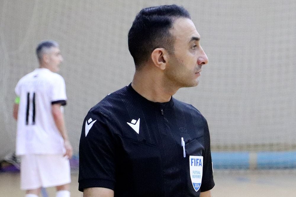 Азербайджанский судья на матче сборной Дании