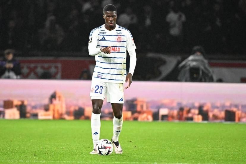 Chelsea sign 20 million euro defender