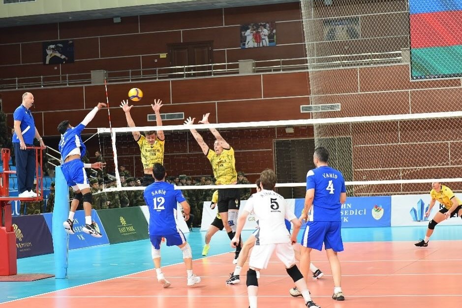 “Neftçi” “Xilasedici”yə uduzub,  autsayderlər 5 setdə qalibi müəyyənləşdirib