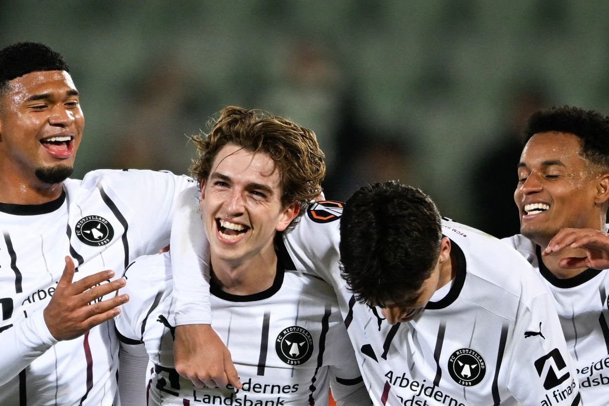 Goalkeeper who wanted to score a goal for the opponent missed the ball in his own goal - VIDEO