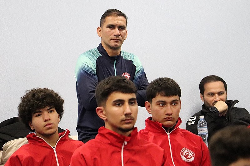 “Yutub”da lətifə danışan baş məşqçiyə xəbərdarlıq - İŞDƏN QOVULACAQSAN