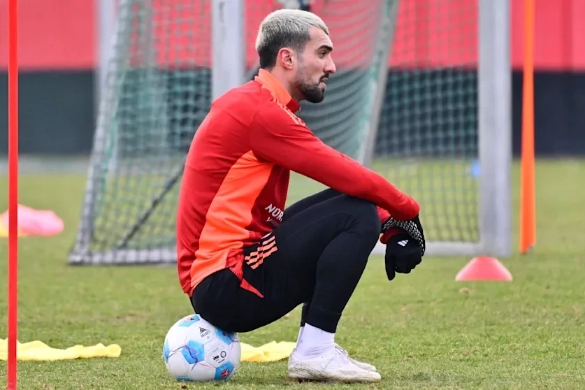 Why are Mahir Emreli’s teammates unhappy with him?