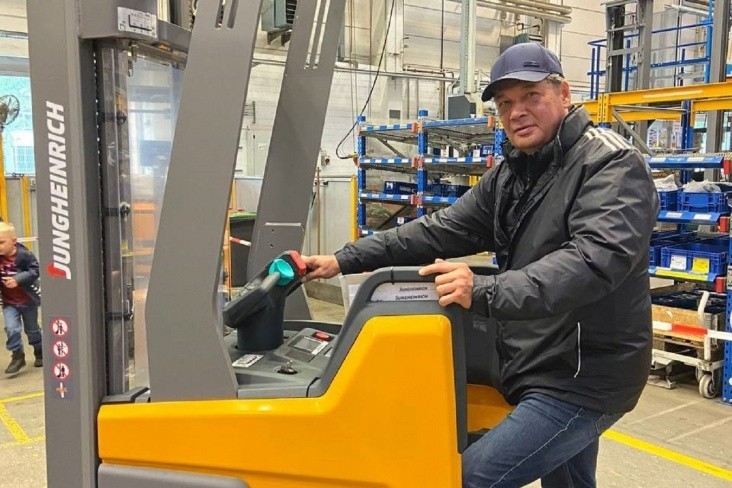 Olympic champion repairs equipment in Germany: "There's a stable salary"