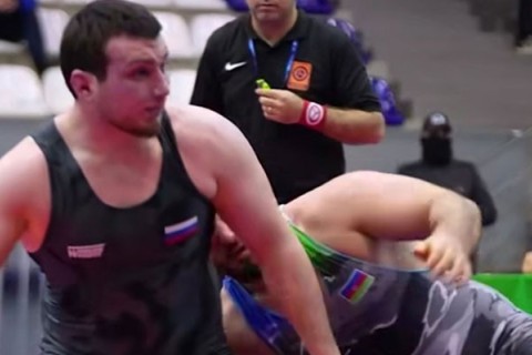 Скандал на чемпионате Азербайджана: борец выступил под флагом России - ВИДЕО
