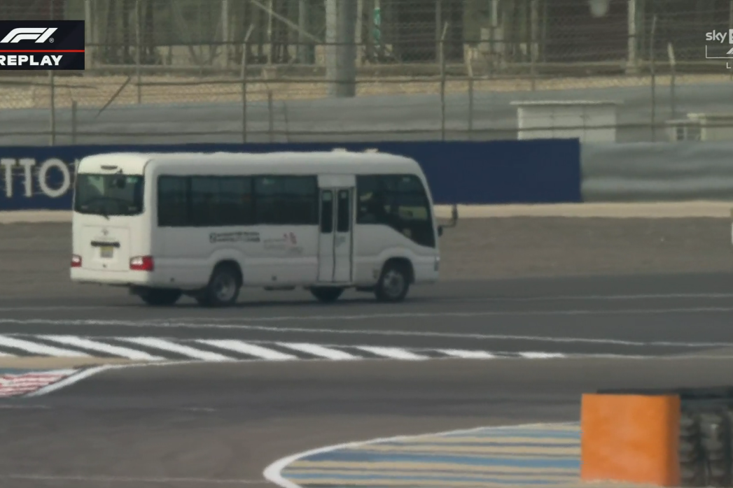 Formula-1: Test yürüşlərində gözlənilməz hadisə - Avtobus trasda