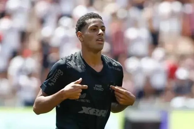 Chelsea sign 17-year-old defender