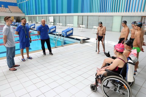 Triple Paralympic champion meets young athletes - PHOTO