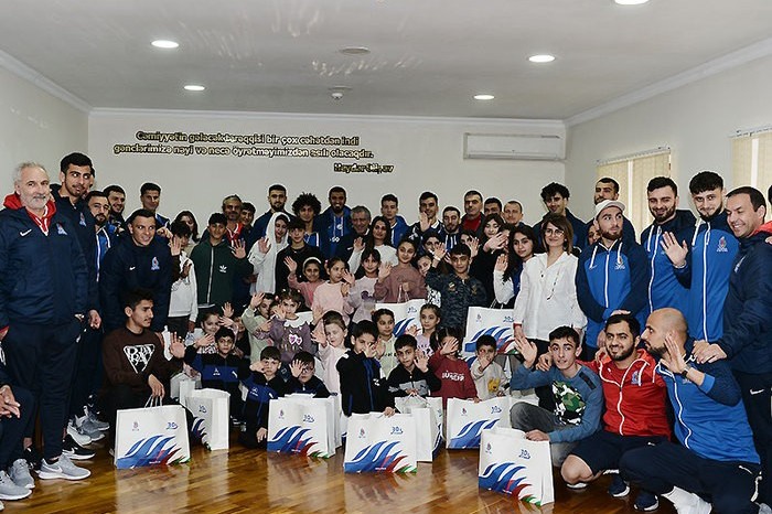 Azərbaycan yığması uşaq evində - FOTO