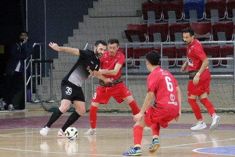 "Араз Нахчыван" и "Нефтчи" продолжают преследовать лидера