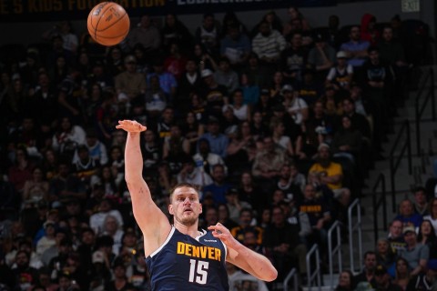 Long-range shot with four seconds left - VIDEO