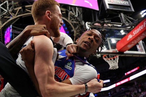 Массовая драка в НБА: игроки в ярости, а фанаты требовали мира - ВИДЕО