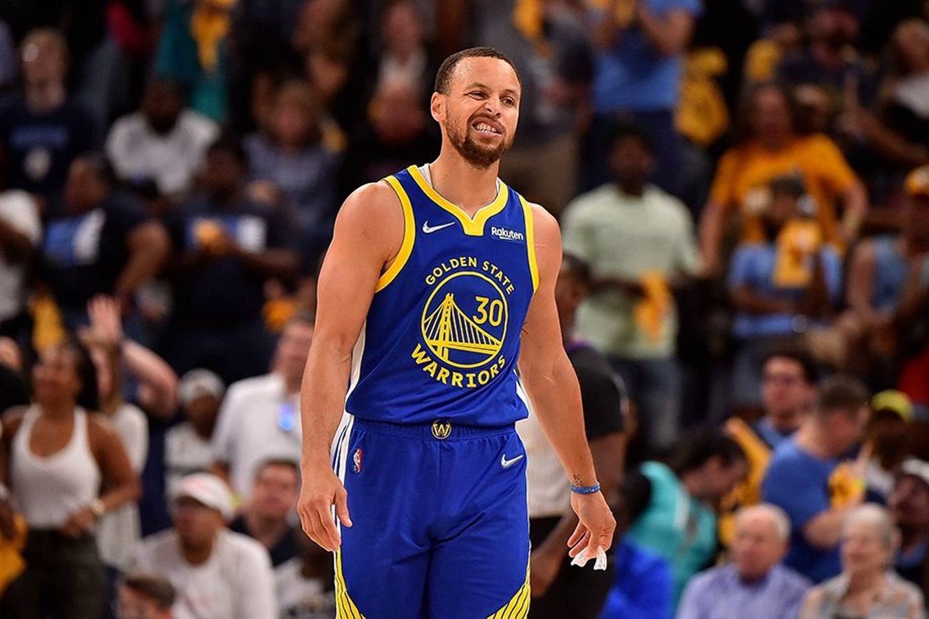 Stefan Karri Lebron Ceymsi arxada qoyub