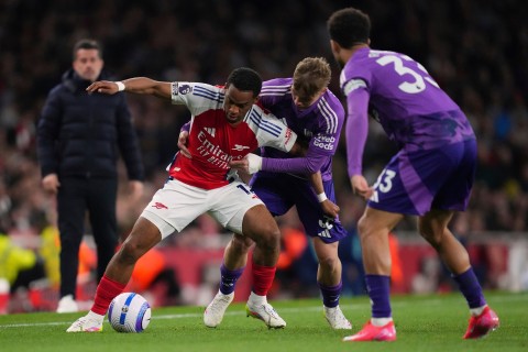 Arsenal triumph, Manchester United fall - VIDEO