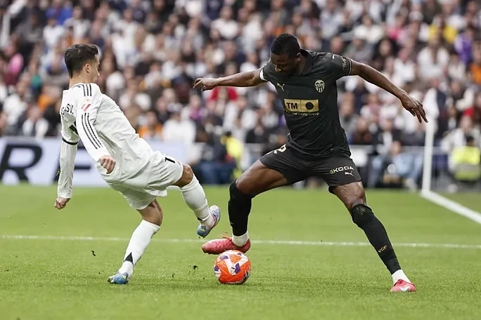 Real Madrid stumble in title race, Barcelona held by Betis – VIDEO
