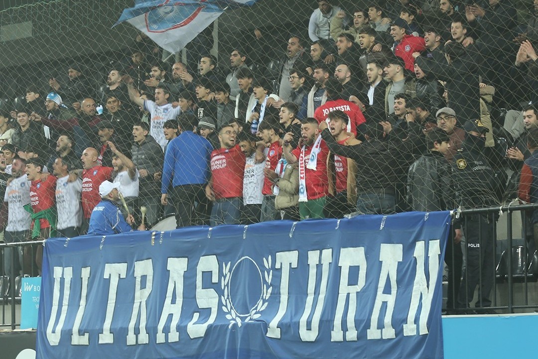 "Turan Tovuz"da azarkeşlər və futbolçu arasında dava - VİDEO