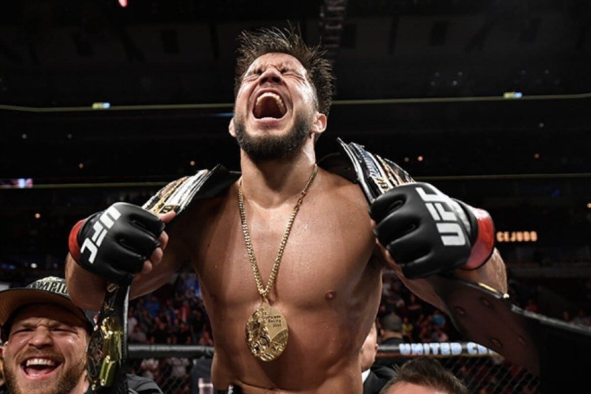 У чемпиона UFC в двух весовых категориях украли пояса