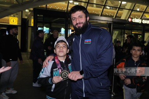 Сборная Азербайджана, выигравшая на ЧЕ, вернулась в Баку - ФОТО