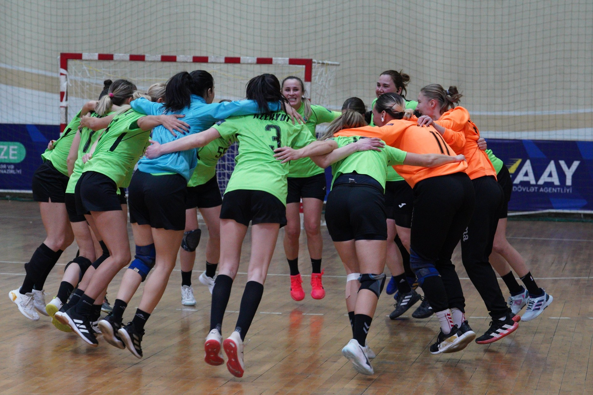 "Карабах" обыграл лидера