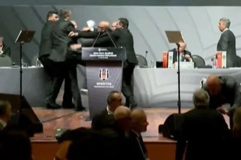 Драка на заседании Совета директоров "Бешикташа" — ВИДЕО