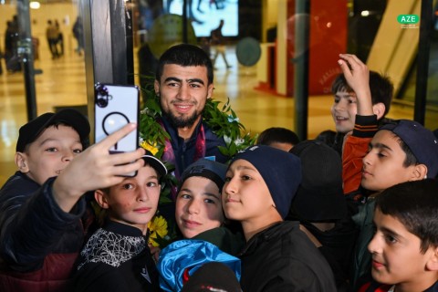 Чемпионы Европы по борьбе вернулись в Баку