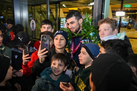 Чемпионы Европы по борьбе вернулись в Баку