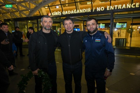 Чемпионы Европы по борьбе вернулись в Баку