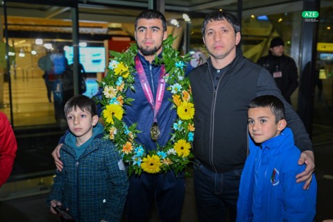 Чемпионы Европы по борьбе вернулись в Баку