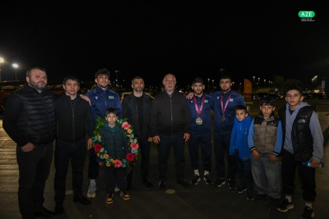 Чемпионы Европы по борьбе вернулись в Баку